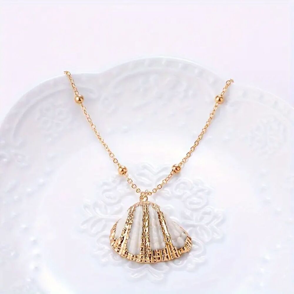 Wicked Silk Elegant Beach Shell Mermaid Fashion Necklace - Clam Shell